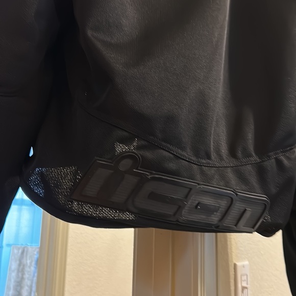 Icon stealthhooligan XL motorcycle jacket-barely worn looks brand new. - Picture 5 of 7